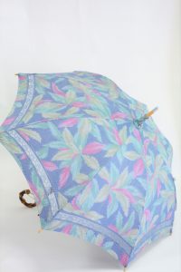 きもの日傘　水色紬着物　斜め正面から見た