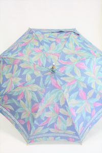 きもの日傘　水色紬着物　正面から見た