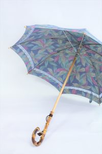 きもの日傘　水色紬着物　斜めから見た