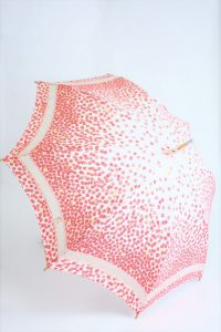 きもの日傘　紅葉柄着物　斜め正面から見た