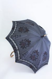 きもの日傘　大島紬　斜め正面から見た