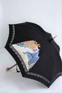 きもの日傘　黒留袖　斜め正面から見た