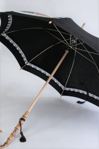 きもの日傘　黒留袖　斜めから見た