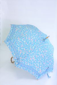 きもの日傘　水色小紋きもの　斜め正面から見た