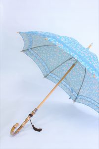 きもの日傘　水色小紋きもの　斜めから見た