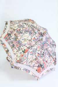 きもの日傘　オリエンタル花柄きもの　斜め正面から見た