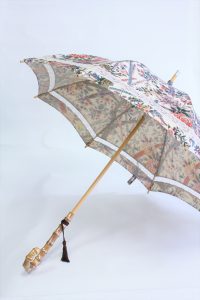 きもの日傘　オリエンタル花柄きもの　斜めから見た