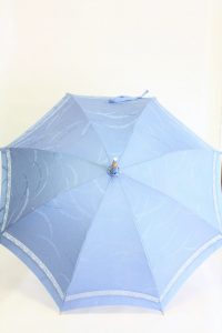 きもの日傘　水色紋付きもの　正面から見た