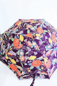 きもの日傘　紫色紅型小紋　正面から見た