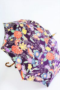 きもの日傘　紫色紅型小紋　斜め正面から見た