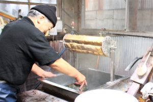 染め工程　染料を入れてる