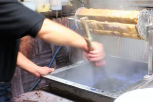 染め工程　染料を入れてる